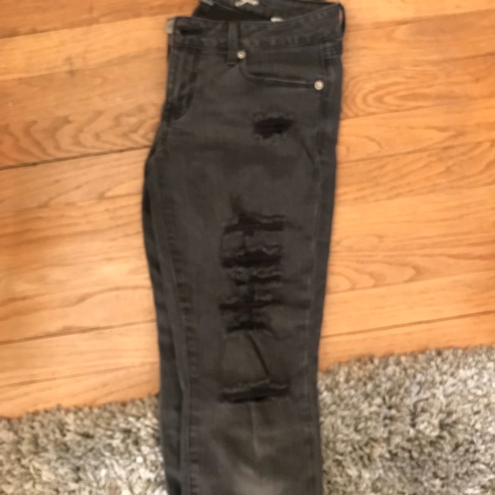 American eagle size 6 black rip jeans